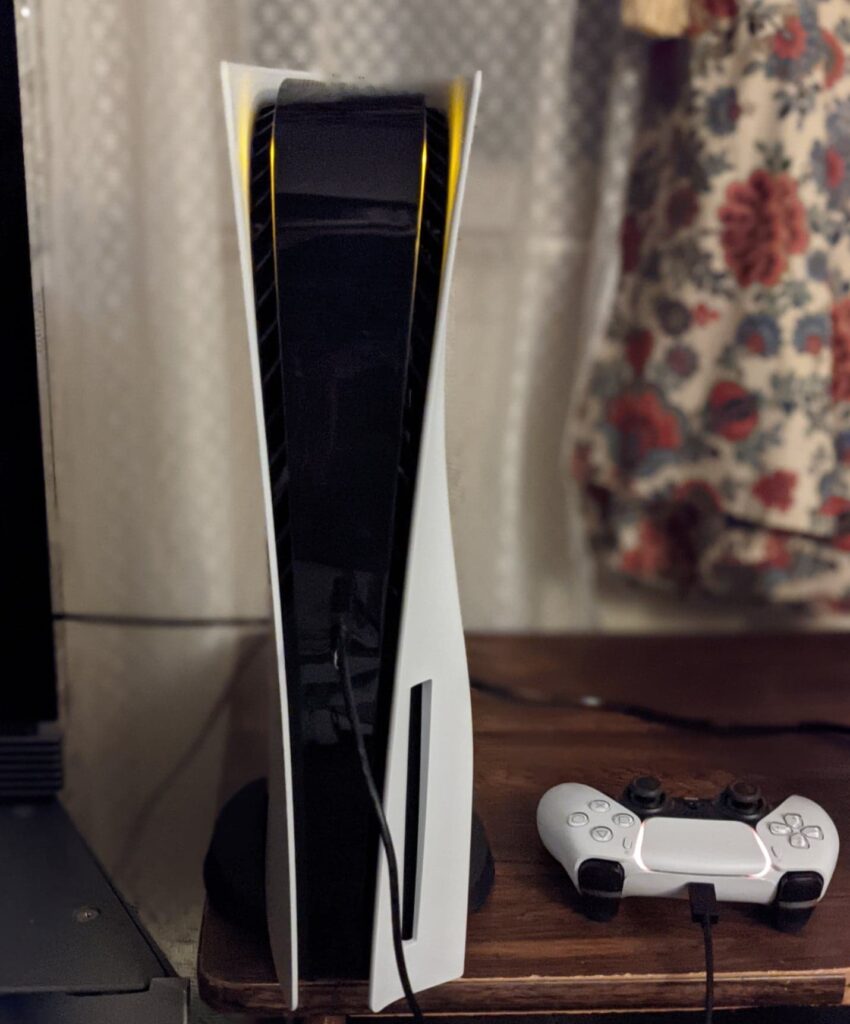 PlayStation 5 mit DualSense-Controller